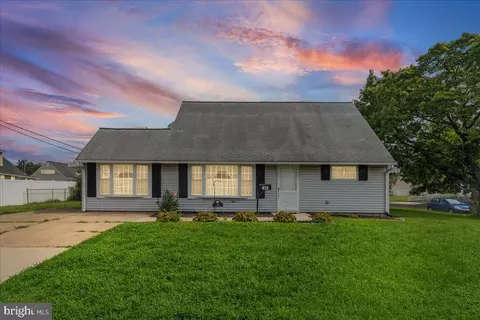 10 New Pond Ln, Levittown, PA 19054
