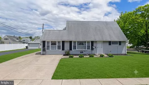 10 New Pond Ln, Levittown, PA 19054