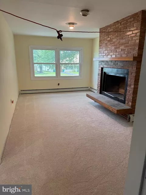 19 Vicar Ln, Levittown, PA 19054