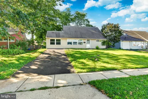 19 Vicar Ln, Levittown, PA 19054