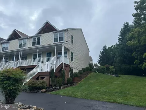 28 Cottonwood Dr, Southampton, PA 18966