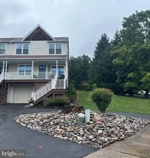28 Cottonwood Dr, Southampton, PA 18966