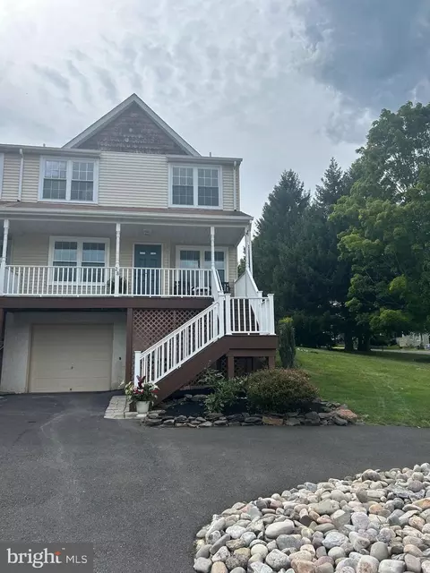 28 Cottonwood Dr, Southampton, PA 18966
