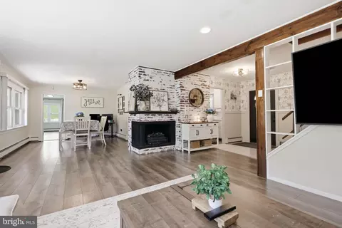 201 Snowball Dr, Levittown, PA 19056