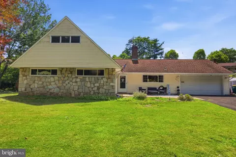 201 Snowball Dr, Levittown, PA 19056