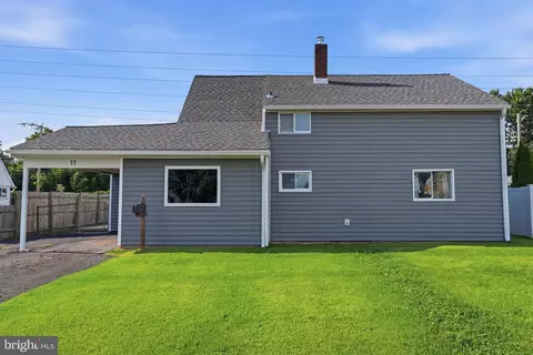 11 Grasspond Rd, Levittown, PA 19057