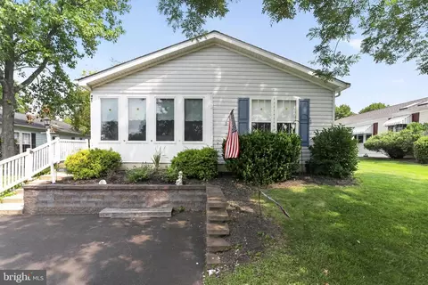495 Goldenrod Xing W, Buckingham, PA 18912