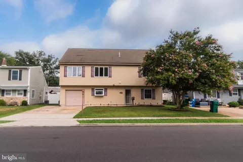 142 Elderberry Dr, Levittown, PA 19054