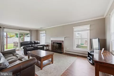 94 Terrace Rd, Levittown, PA 19056