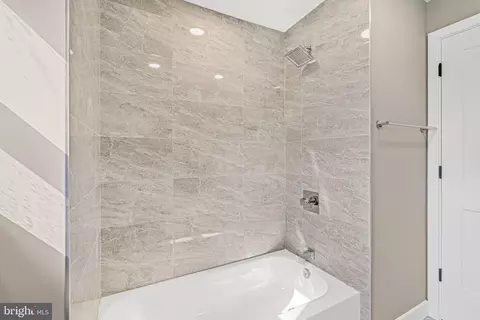 Bath - 200 Maple St, Warminster, PA 18974 photo 3 of 3