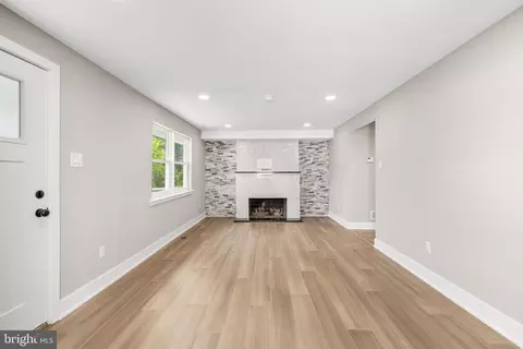 Living - 200 Maple St, Warminster, PA 18974 photo 1 of 5