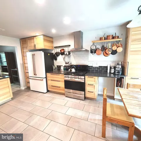 15 Laurel Cir, Newtown, PA 18940