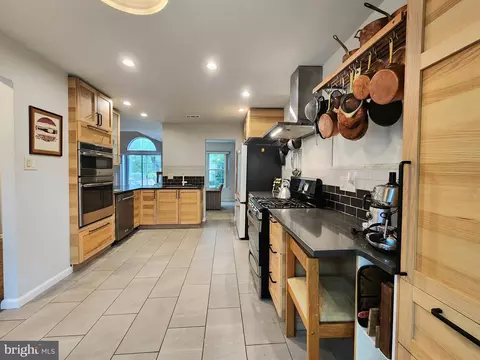 15 Laurel Cir, Newtown, PA 18940