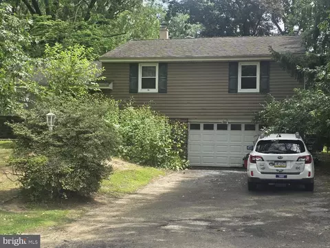 126 Valley Dr, Southampton, PA 18966