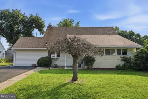 116 Highland Park Dr, Levittown, PA 19056