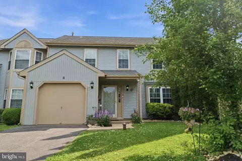 5 Locust Ln, Newtown, PA 18940