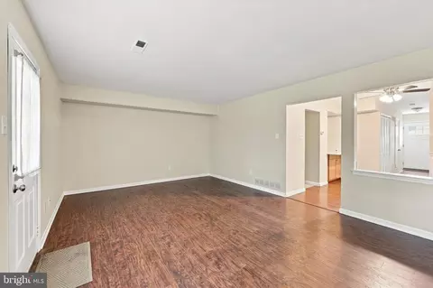 Living - 909 Clover Pl, Warminster, PA 18974 photo 2 of 3