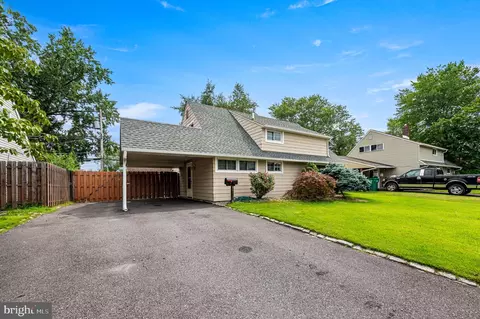 26 Inlet Rd, Levittown, PA 19057