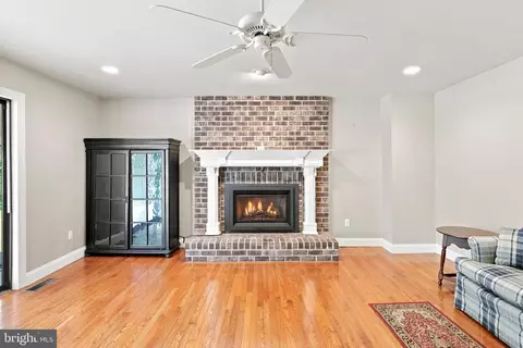 Living - 1066 Hackney Cir, Warrington, PA 18976 photo 4 of 6