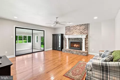 Living - 1066 Hackney Cir, Warrington, PA 18976 photo 5 of 6