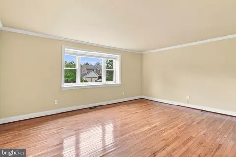 Living - 1066 Hackney Cir, Warrington, PA 18976 photo 2 of 6