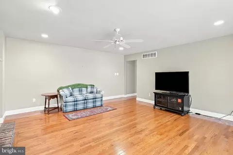 Living - 1066 Hackney Cir, Warrington, PA 18976 photo 6 of 6
