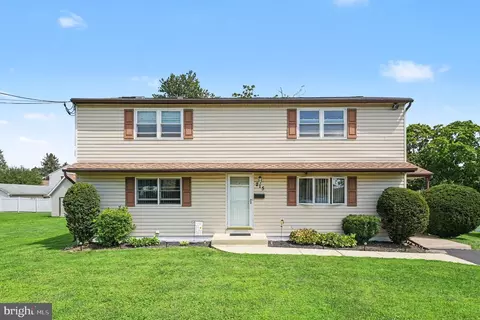 Exterior - 215 Maple St, Warminster, PA 18974 photo 1 of 3