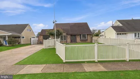17 Jolly Ln, Levittown, PA 19055