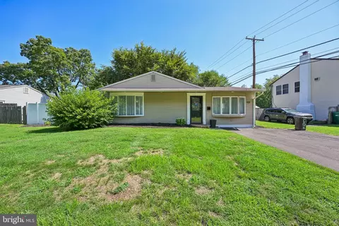 431 Magnolia Dr, Levittown, PA 19054