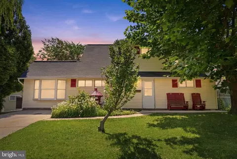 407 Holly Dr, Levittown, PA 19055