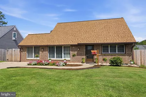 16 Parkside Cir, Levittown, PA 19056