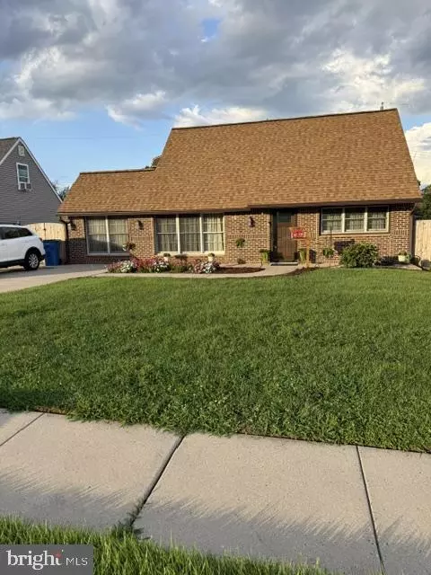 16 Parkside Cir, Levittown, PA 19056