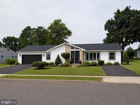 521 Parkway Dr, Fairless Hills, PA 19030