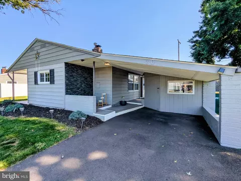 30 Forest Ln, Levittown, PA 19055