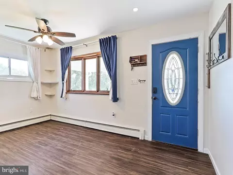 Entry Way - 10 Apricot Ln, Levittown, PA 19055 photo 2 of 4