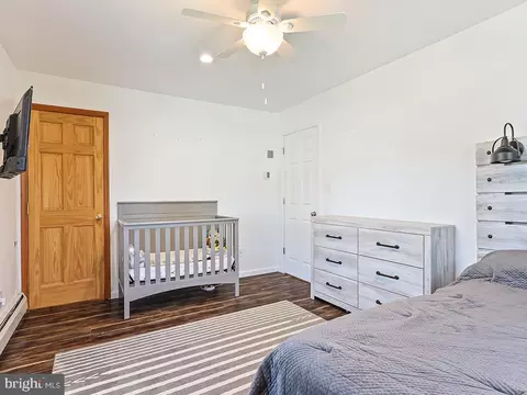 Bedroom - 10 Apricot Ln, Levittown, PA 19055 photo 6 of 8