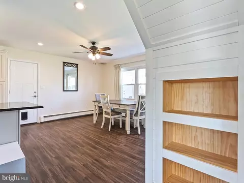 Entry Way - 10 Apricot Ln, Levittown, PA 19055 photo 3 of 4