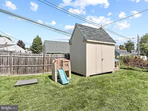 Exterior - 10 Apricot Ln, Levittown, PA 19055 photo 6 of 7