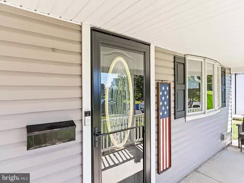Exterior - 10 Apricot Ln, Levittown, PA 19055 photo 4 of 7