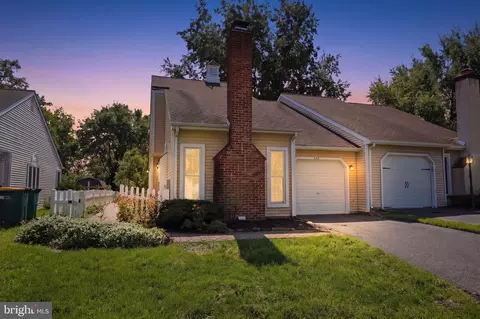 285 Woods Edge Pl, Langhorne, PA 19047