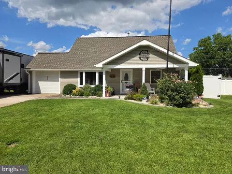 61 Begonia Ln, Levittown, PA 19054