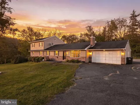 56 Ealer Hill Rd, Kintnersville, PA 18930