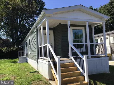 19 Kennedy Dr, Morrisville, PA 19067