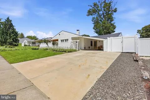 26 Myrtle Ln, Levittown, PA 19054