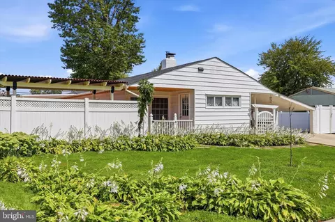 26 Myrtle Ln, Levittown, PA 19054