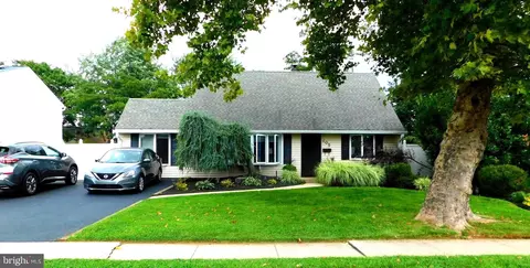 105 Queen Lily Rd, Levittown, PA 19057