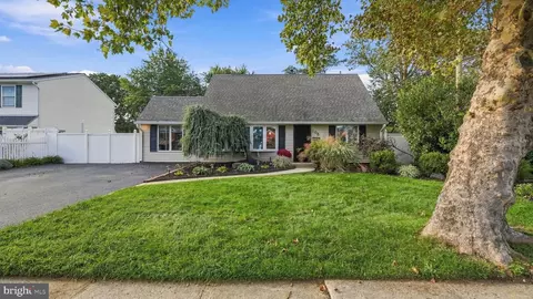 105 Queen Lily Rd, Levittown, PA 19057