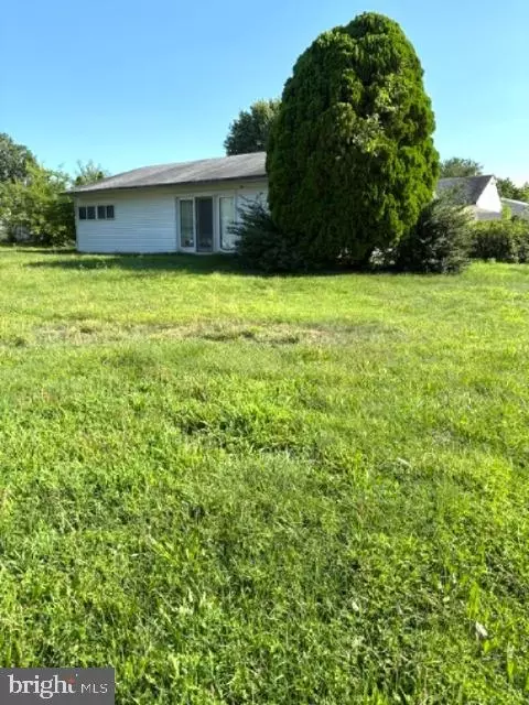 20 Schoolhouse Ln, Levittown, PA 19055