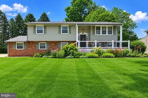 21 Lions Dr, Morrisville, PA 19067
