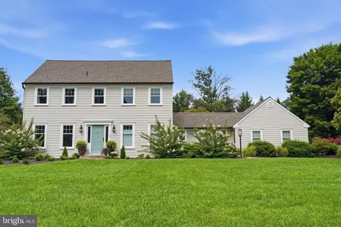 30 Dunkin Dr, Washington Crossing, PA 18977